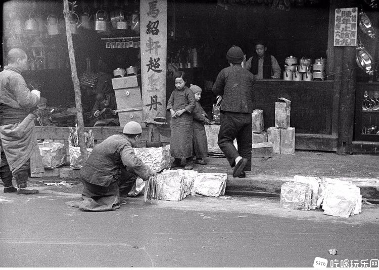 成都街头店铺门前。（福尔曼约拍摄于1935年）.jpg