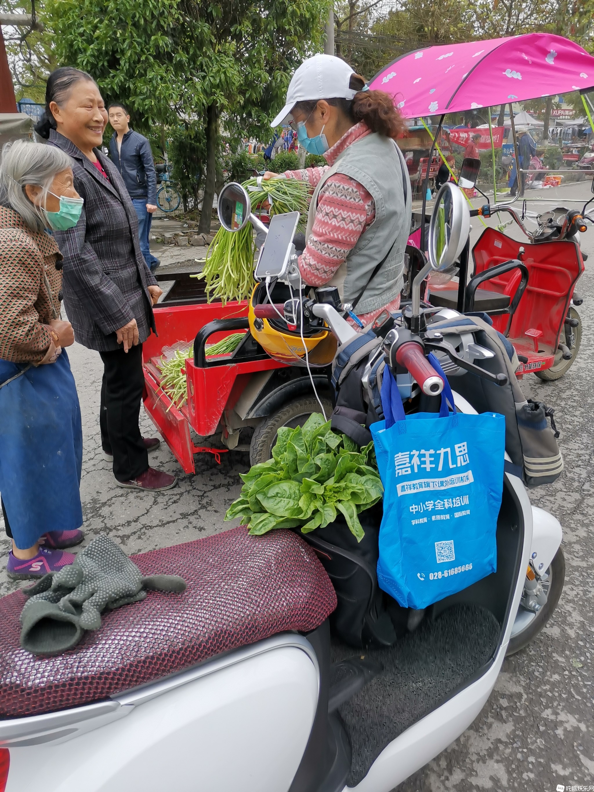 村民笑嘻嘻的