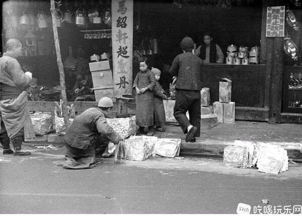 成都街头店铺门前。（福尔曼约拍摄于1935年）-600x429.jpg