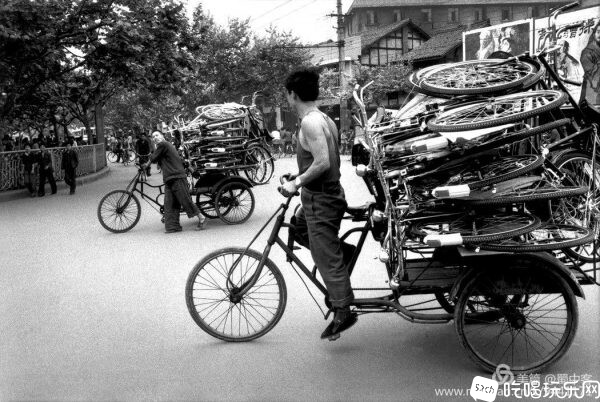 1984年4月，成都市街头两辆拉着崭新自行车的三轮车-600x402.jpg
