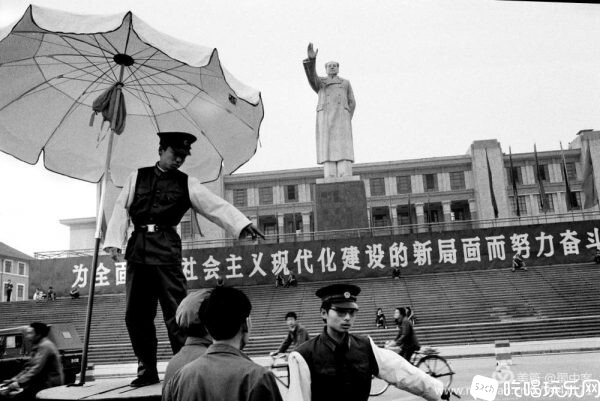 1984年4月，成都市中心毛泽东塑像前的交通岗、交警-600x401.jpg