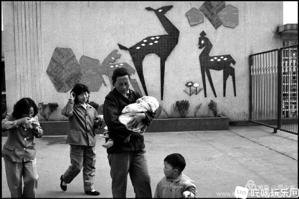 1984年4月27日星期五，成都动物园的游客-600x399.jpg