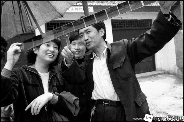 1984年4月27日星期五，成都附近新都宝光寺大门前的游客在冲洗胶卷-600x399.jpg