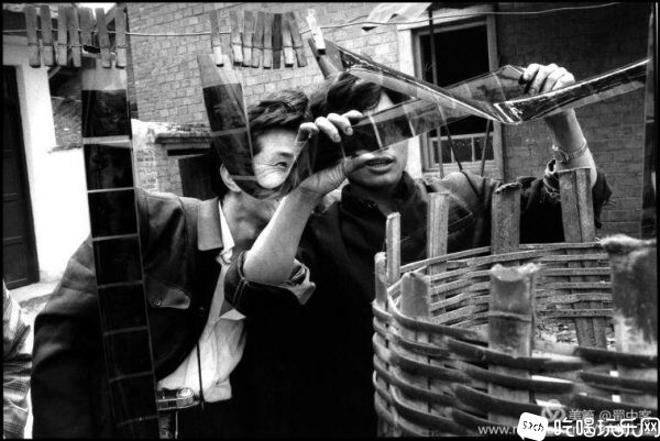 1984年4月27日星期五，成都附近新都宝光寺大门前的游客在冲洗胶卷2-600x401.jpg