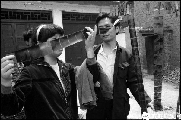 1984年4月27日星期五，成都附近新都宝光寺大门前的游客在冲洗胶卷3-600x399.jpg