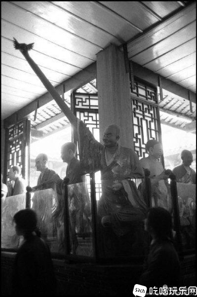 1984年4月27日星期五，成都附近新都宝光寺殿堂里的佛像-399x600.jpg