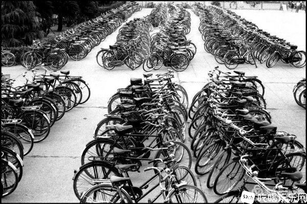 1984年4月29日星期日，成都市锦江大礼堂门前停放的自行车-600x399.jpg