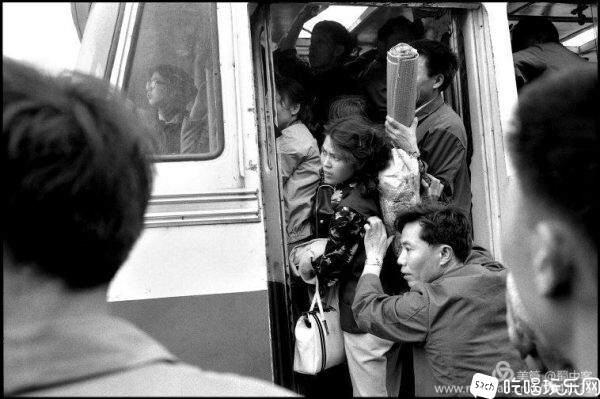 1984年4月29日星期日，成都市人民南路的公交车和乘客-600x399.jpg