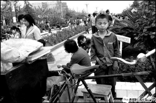 1984年4月29日星期日，成都市人民南路的街心花园-600x399.jpg