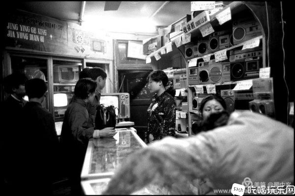 1984年4月29日星期日，成都市人民南路上的一所电器商店-600x399.jpg