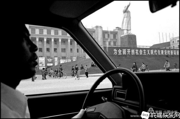 1984年4月29日星期日，从汽车里看成都市中心的毛泽东塑像-600x399.jpg