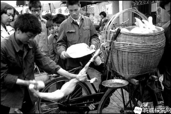 1984年4月30日星期一，成都市青石桥开放市场-兔子剥皮-600x399.jpg