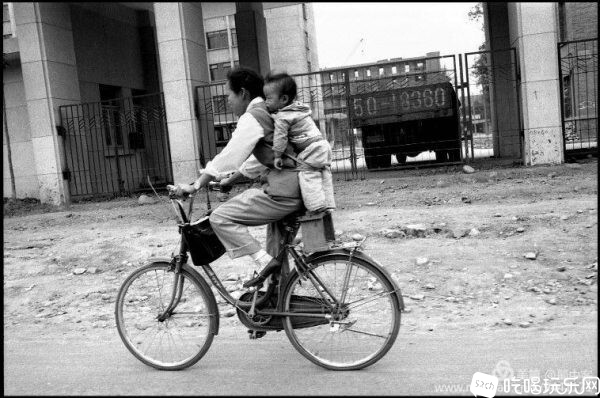 1984年4月30日星期一，成都市青石桥开放市场的骑车市民-600x398.jpg