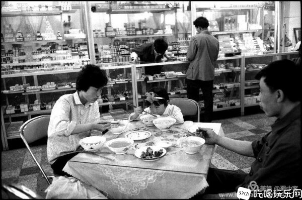 1984年4月30日星期一，成都中医学院的药物餐厅-600x398.jpg
