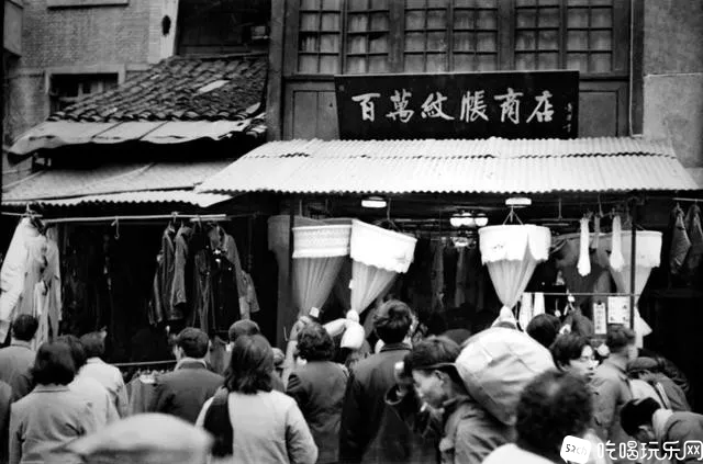 上世纪80年代，成都的年轻人结婚，大多数新人都要专门跑到青年路的百万蚊帐商店里买一.png