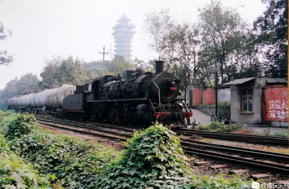 1998年，钢管厂的火车，摄影：周勇良.jpg