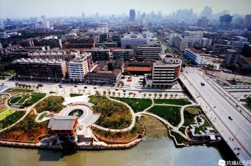 1997年，刚建成的活水公园-府河一号桥.jpg