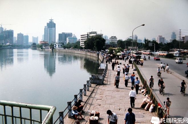90年代的九眼桥人力市场.jpg
