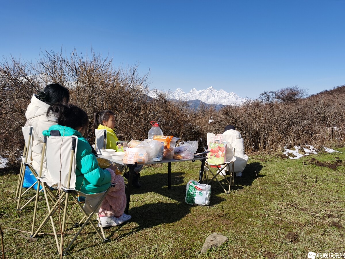 摩托车露营的地方，我们下来煮早餐