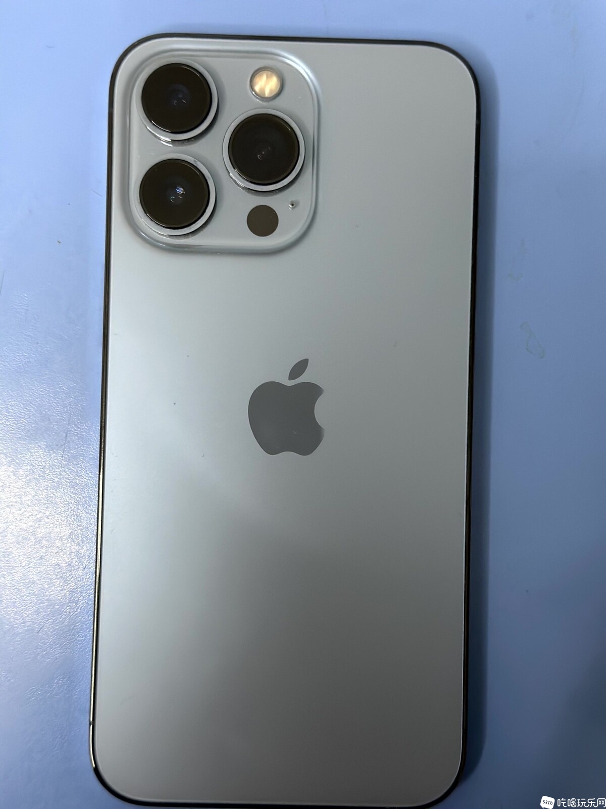 iphone13pro背面小孔图片