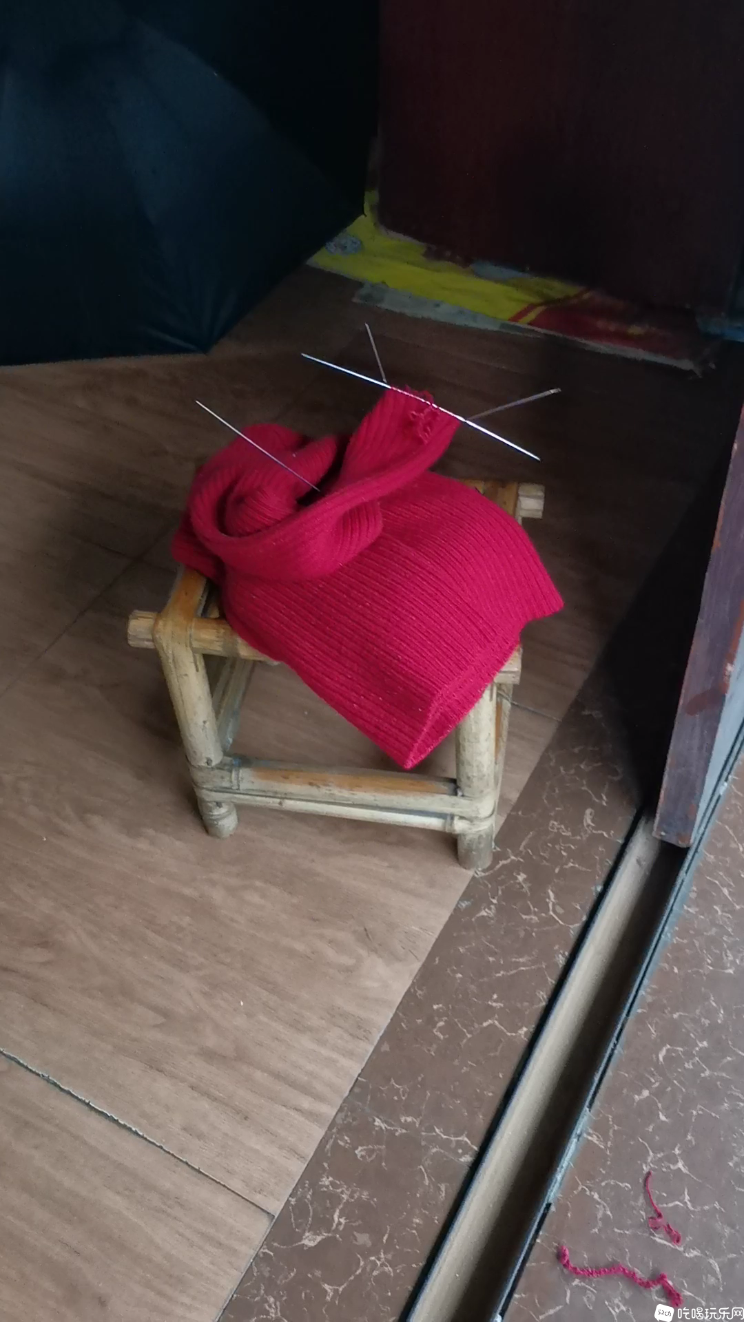 凳子上织毛衣