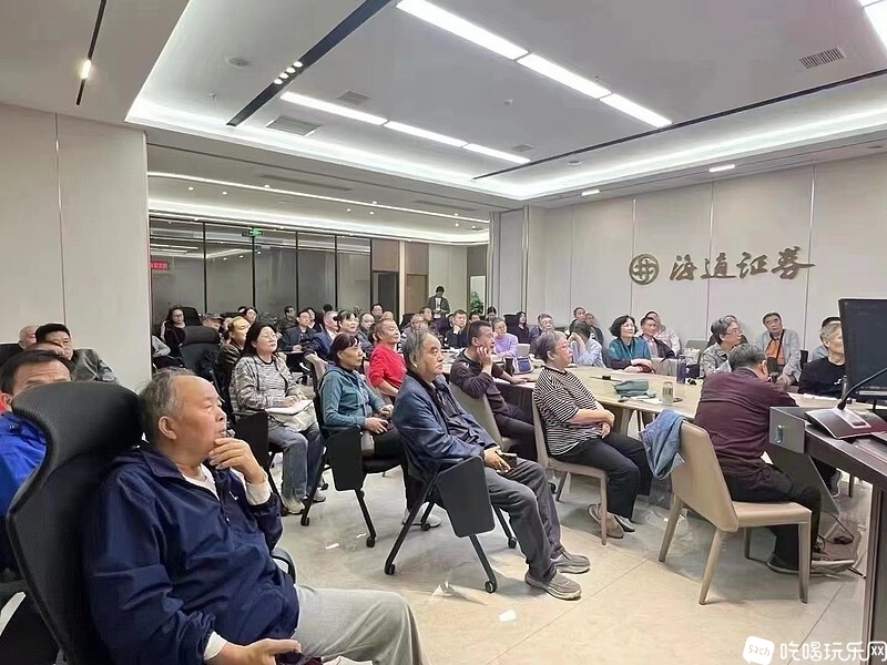 2024-10-8 大妈大爷还愿意去坐着，这说明了什么.jpg