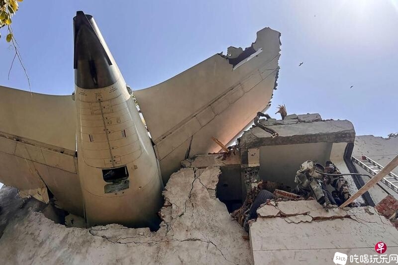 TOPSHOTS-TOPSHOT-INDIA-AVIATION-CRASH-111554_0.jpg