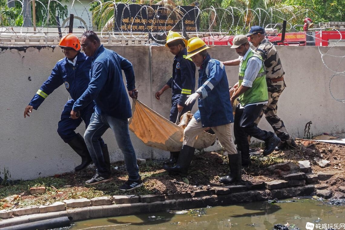 INDIA-AVIATION-CRASH-111811_0.jpg