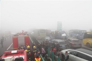 大雾惹祸 成自泸发生连环车祸致56车相撞2人遇难34人受伤