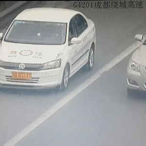 侵占高速路应急车道　出租车教练车被曝光