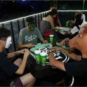 独创搓麻玩法称霸草莓音乐节，乐迷乐堡酒镇约“啪啪”