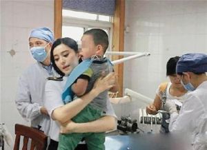 路遇男孩车祸　范爷出手救人