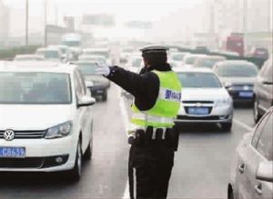 违法变道还扇交警耳光 女司机被刑拘