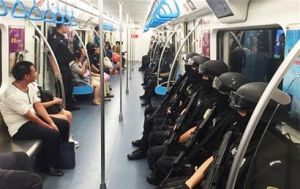 荷枪实弹赶地铁