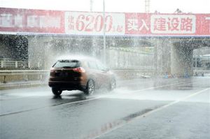 风大雨急妖风中冲过“水帘洞”