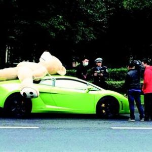兰博基尼背着“熊二”上街　站住！