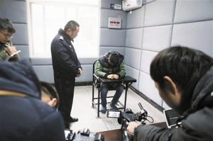 年度“醉驾王”　醉倒在警察怀里