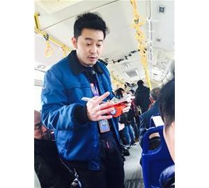 “老白”来蓉当公交售票员 １４小时连轴转