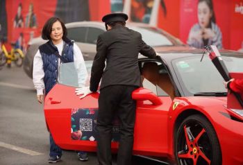 今早一条朋友圈的惨案，女友上了兰博基尼…