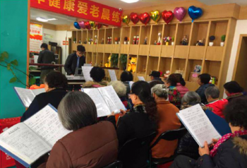 唱响美好晚年生活 过街楼社区老年声乐班开课 青羊区安康年养老服务中心里老年人学习兴 ...