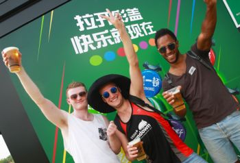 乐堡酒镇全新升级首登成都草莓跨界玩转“电光骑趴”